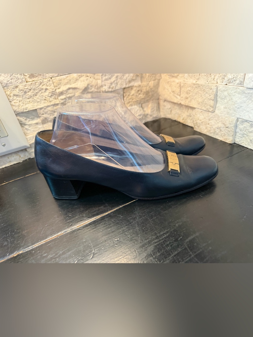 Salvatore Ferragamo Boutique Navy Blue Leather Pumps Gold Puzzle Buckle 9 AAAA